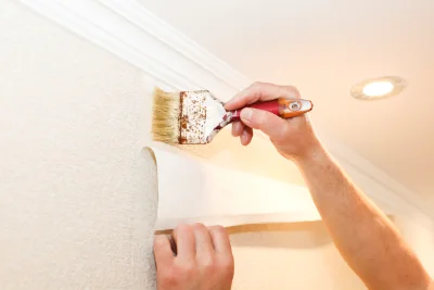 Pose de papier peint à Malange — revêtements muraux et toiles de verre